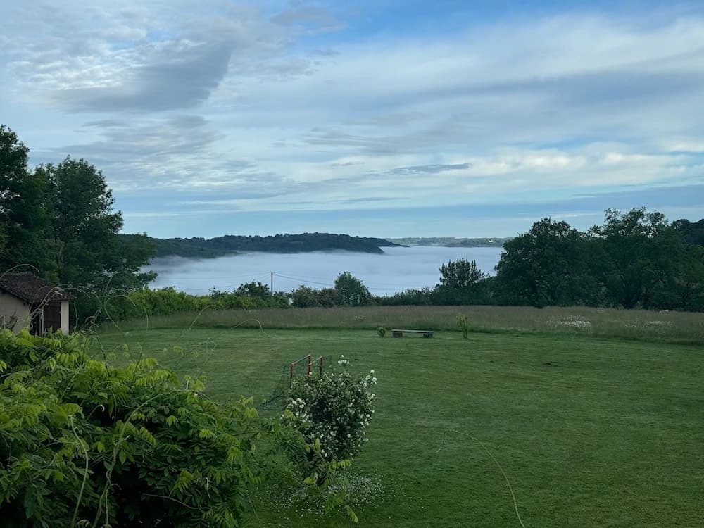 Vue lointaine au petit matin, brume au-dessus de la rivière