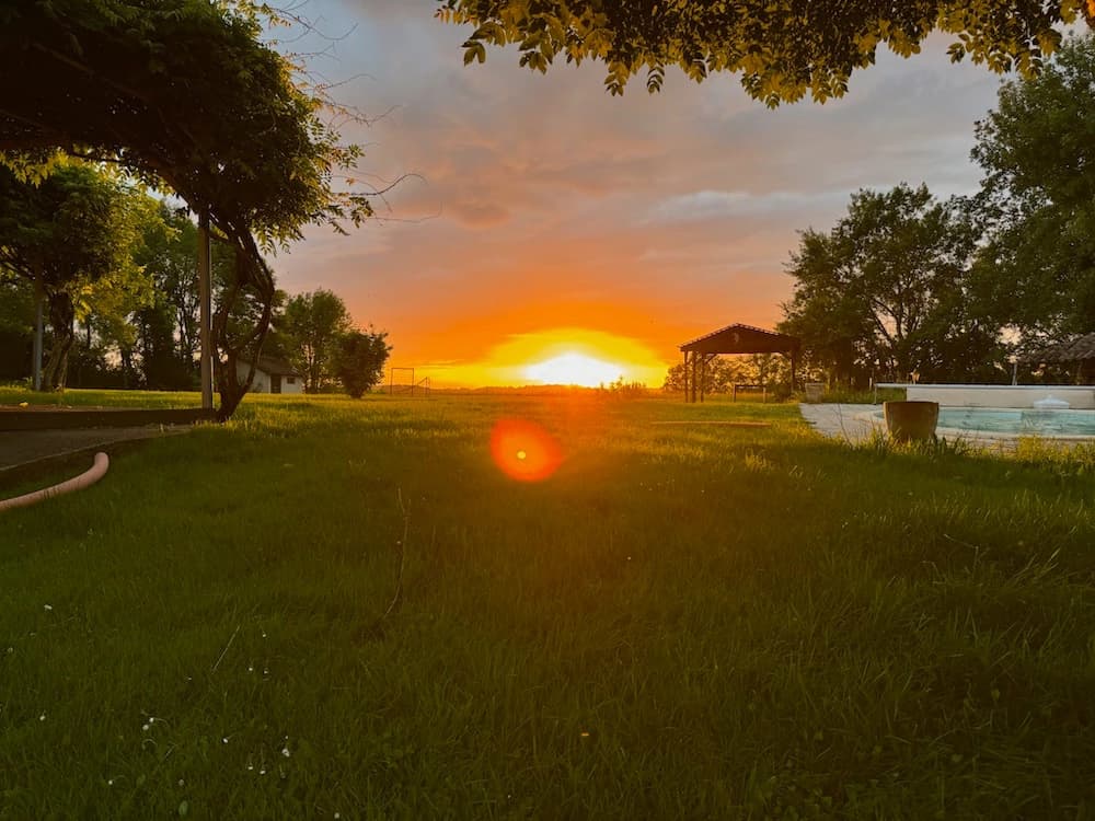 Coucher de soleil, silhouette du gazebo