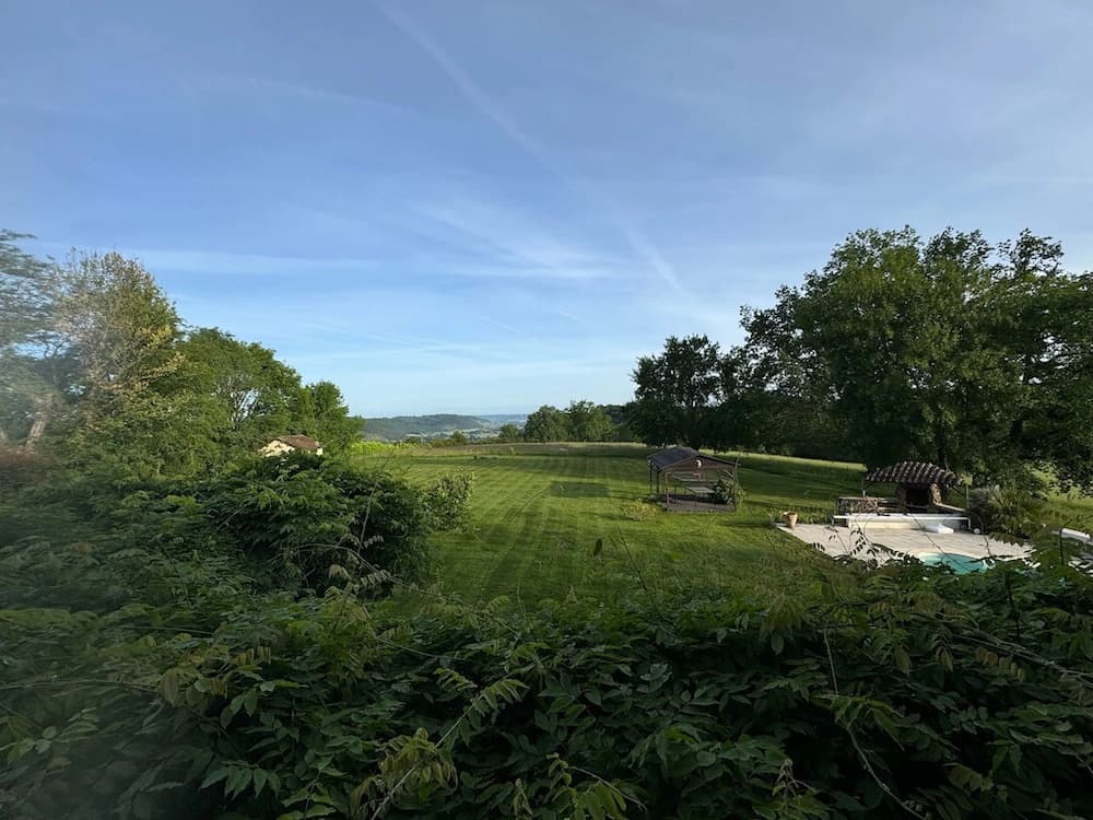 La prairie, ciel de matin bleu