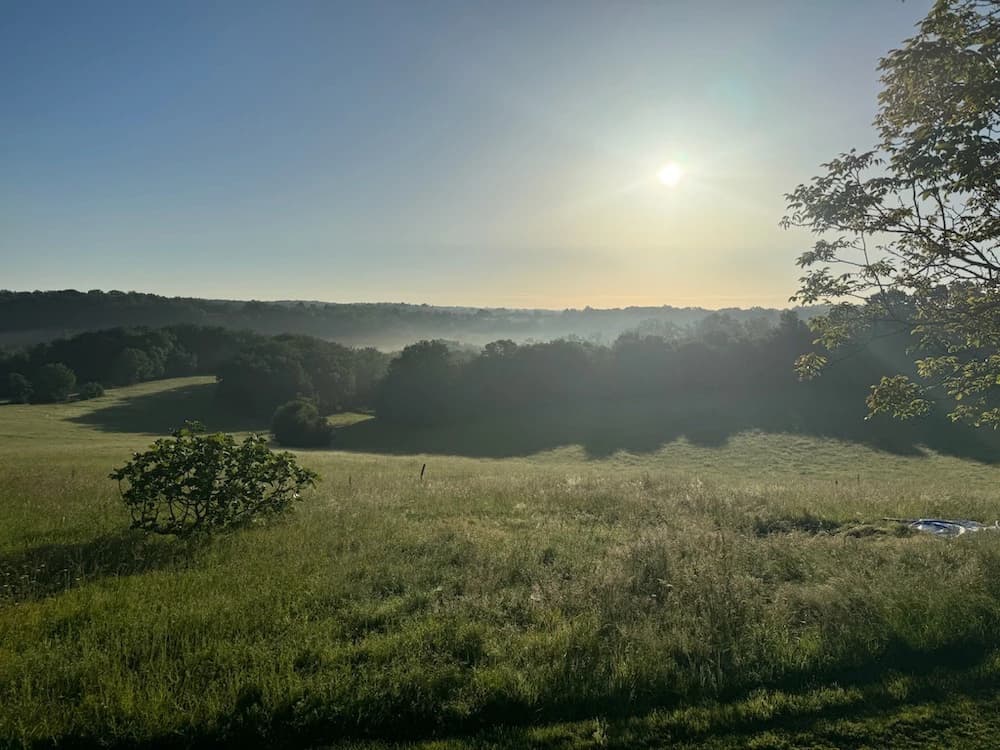 Les collines du Périgord sous la brume