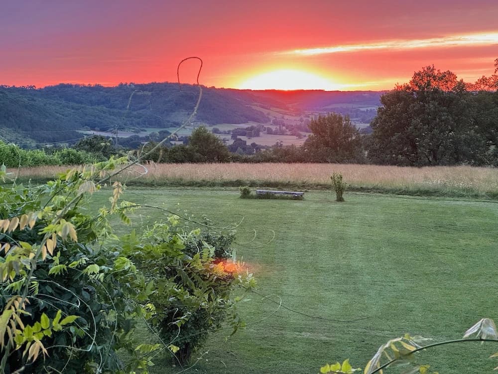 Coucher de soleil au-delà du jardin