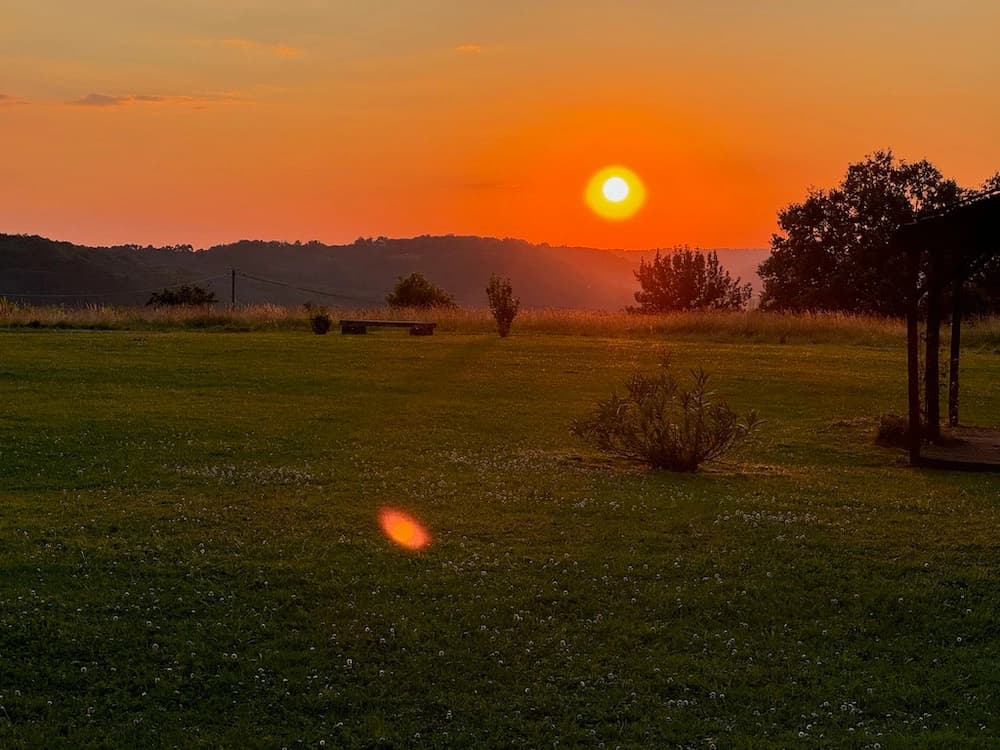 Soleil orange plein cadre, sur l'horizon