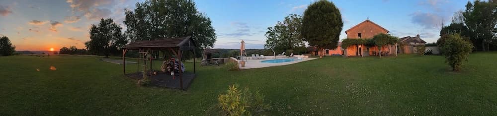 Panoramique du domaine au coucher du soleil — gazebo, piscine et la grande maison