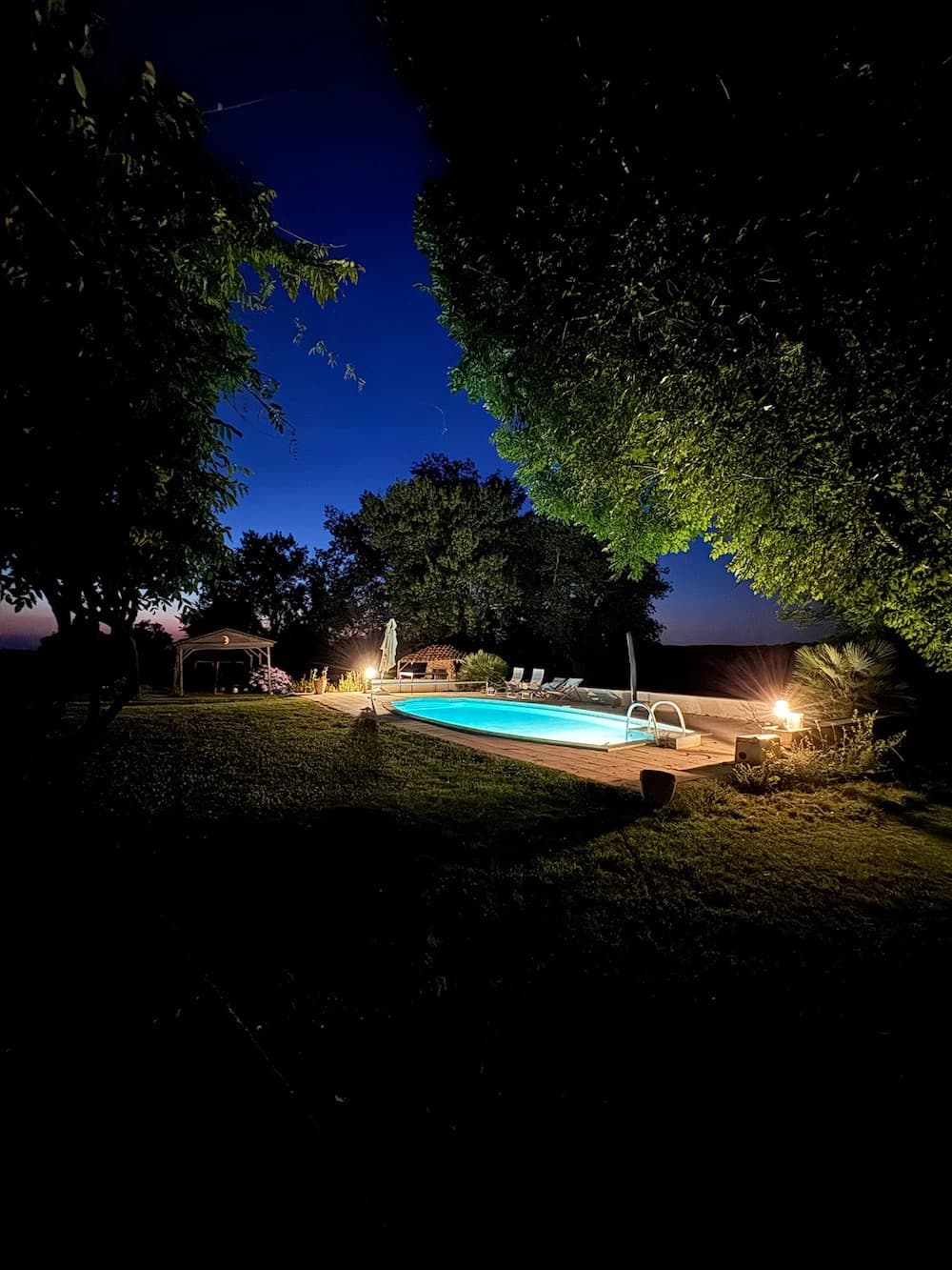 La piscine éclairée, à la tombée de la nuit