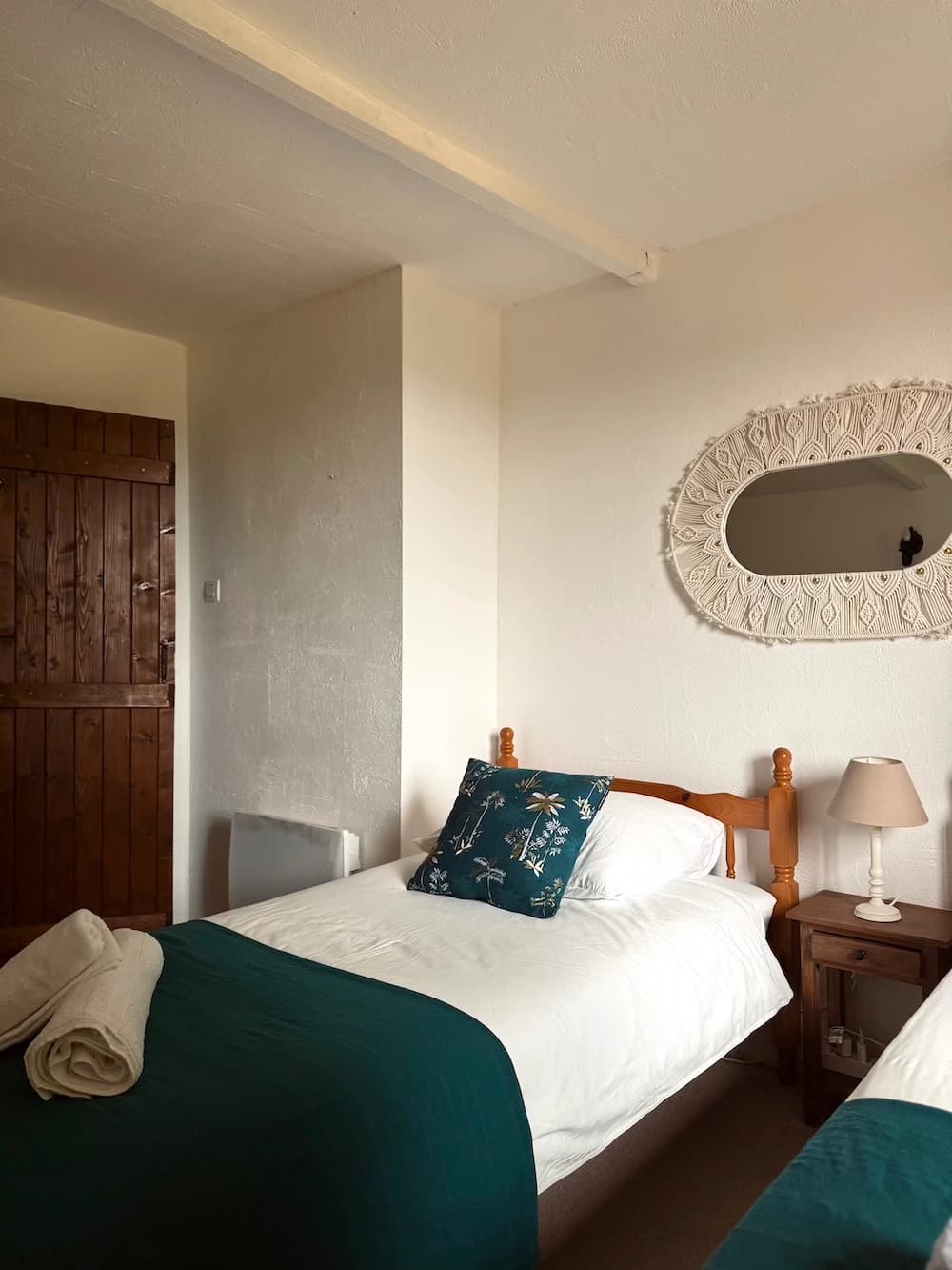 Chambre à deux lits jumeaux, parures vert émeraude