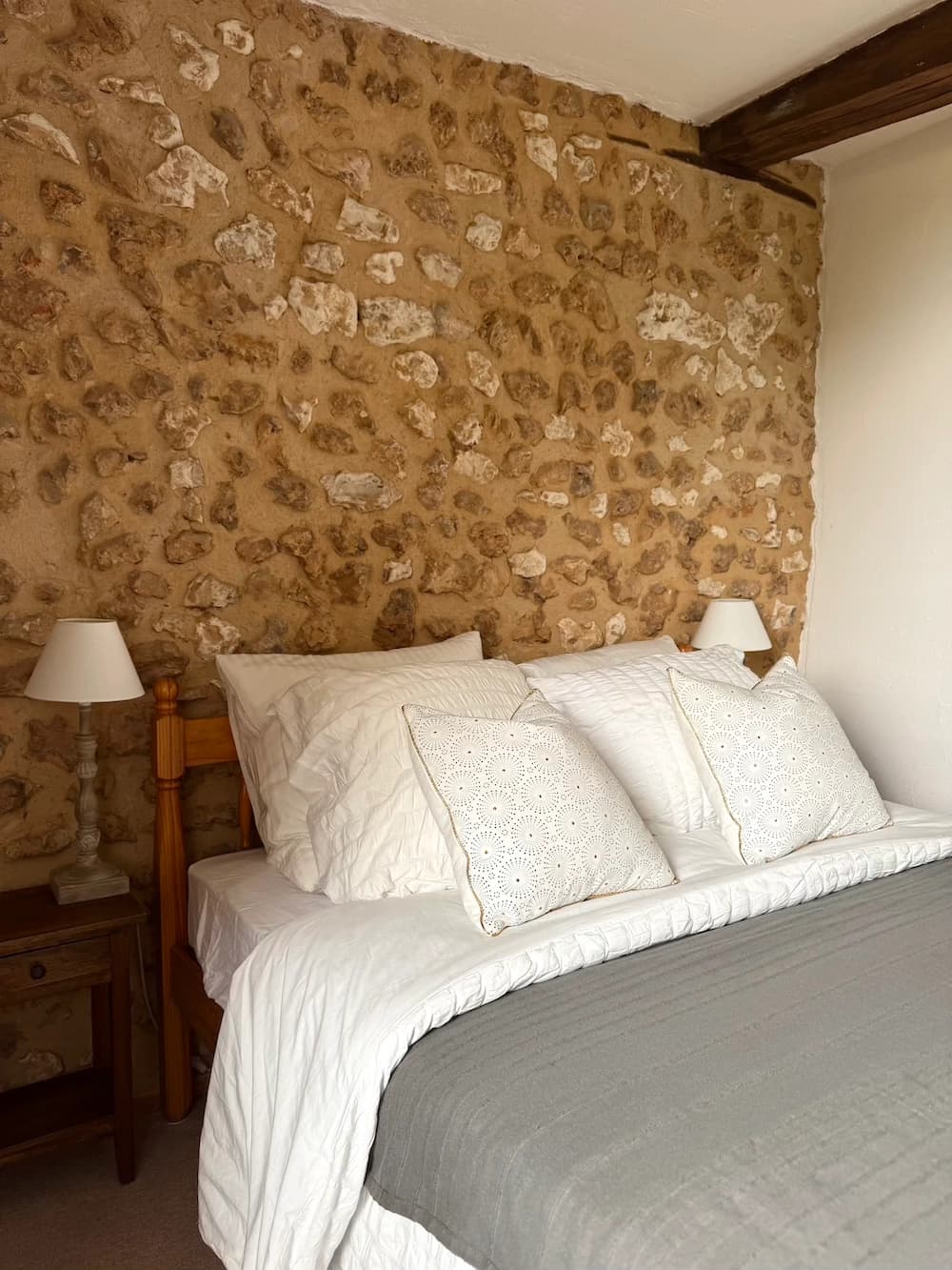 Lit aux coussins bleus, miroir ovale au mur