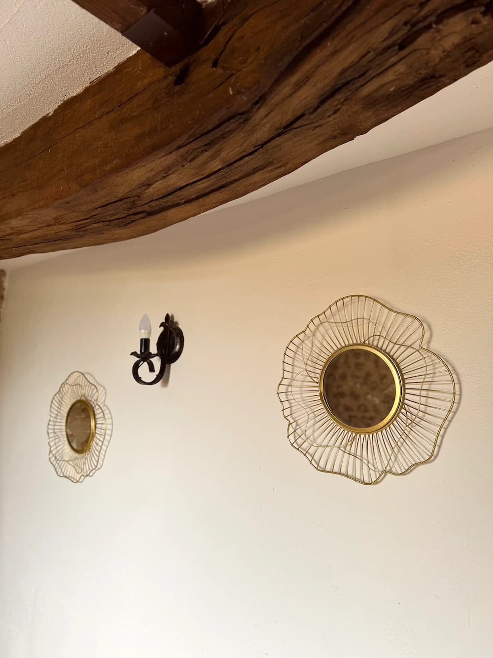 Chambre claire, lit à dossier bois et porte en bois