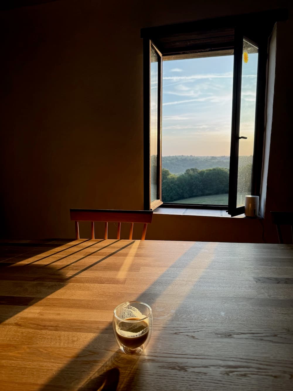 Fenêtre de la grande maison, encadrement de pierre, vue sur la campagne