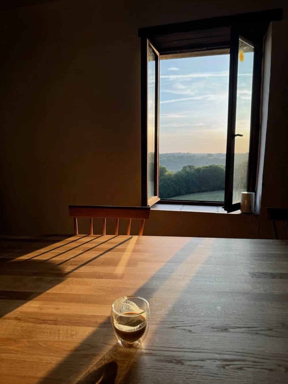 Fenêtre de la grande maison, encadrement de pierre, vue sur la campagne