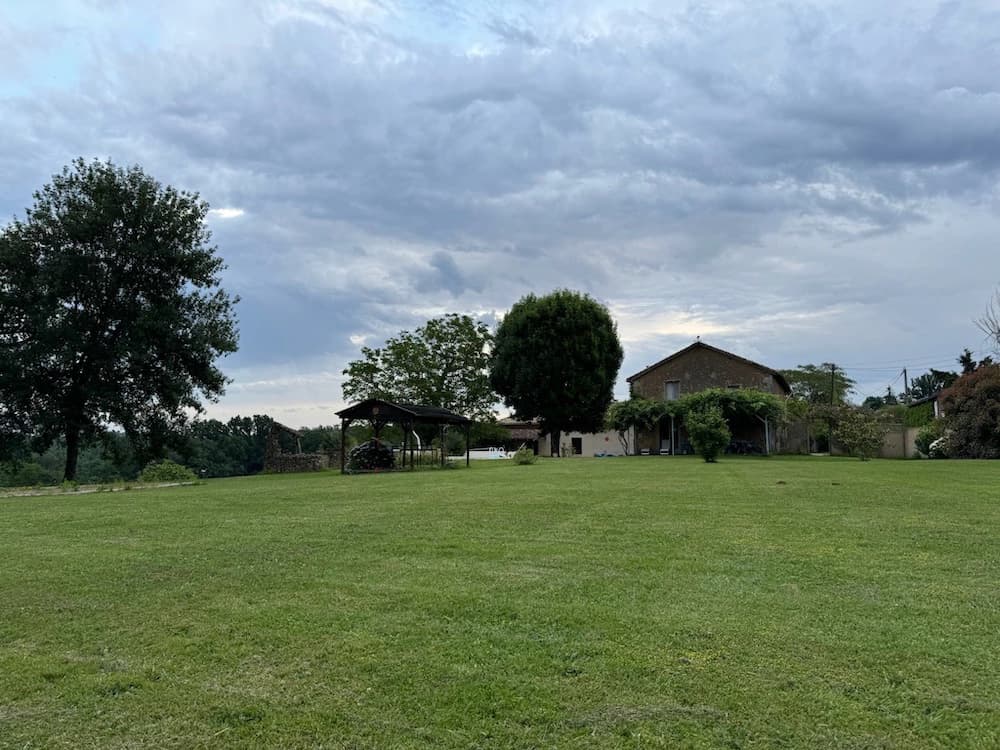 Les deux maisons de pierre du Panorama du Croquant vues depuis la prairie