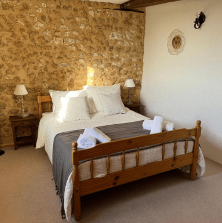 Chambre de la petite maison, lit fait, lumière du matin