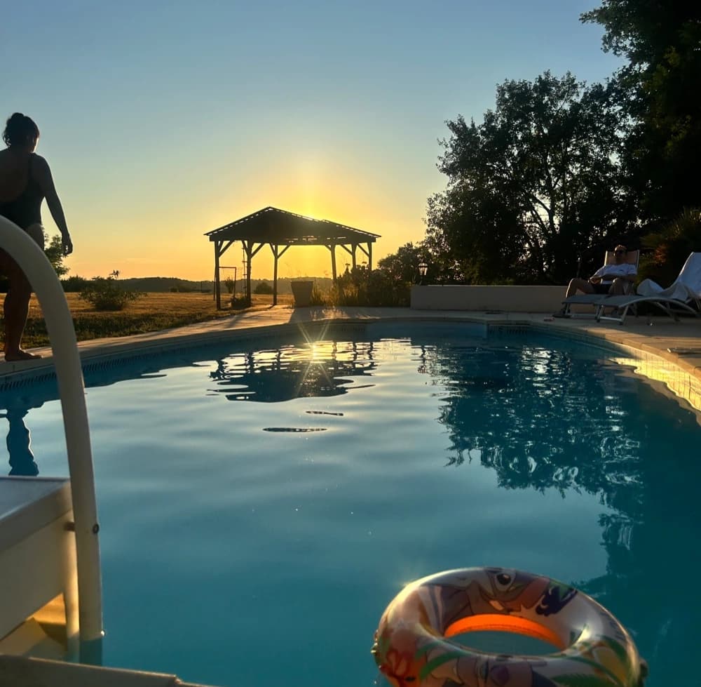 Piscine du domaine avec vue sur la campagne périgourdine