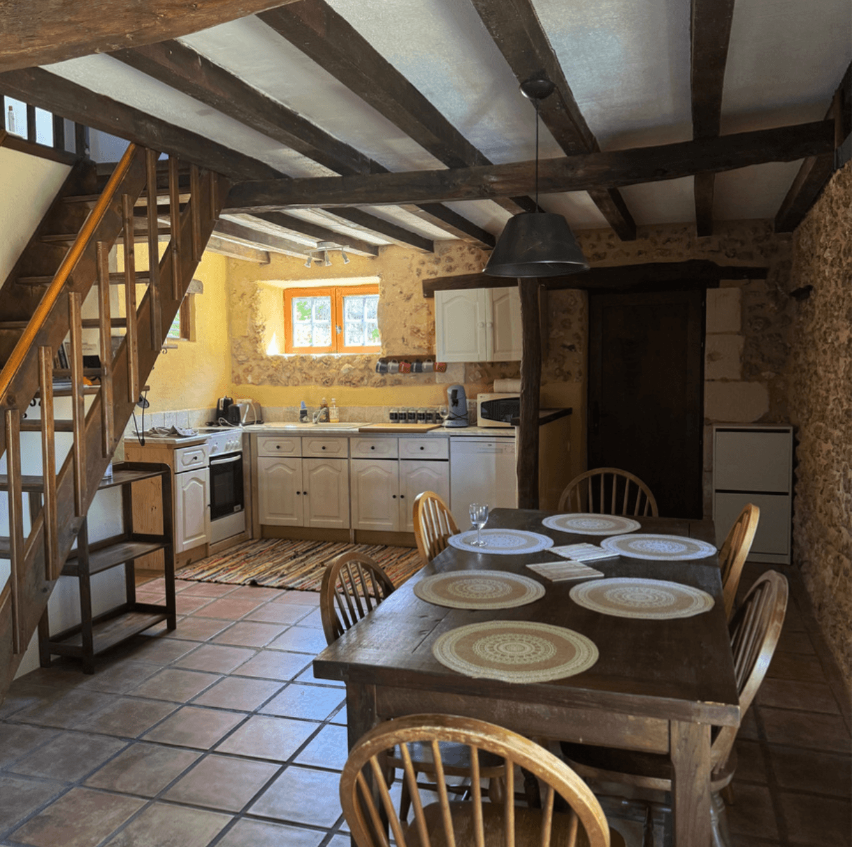 Salon du domaine, canapé et grande baie donnant sur le jardin