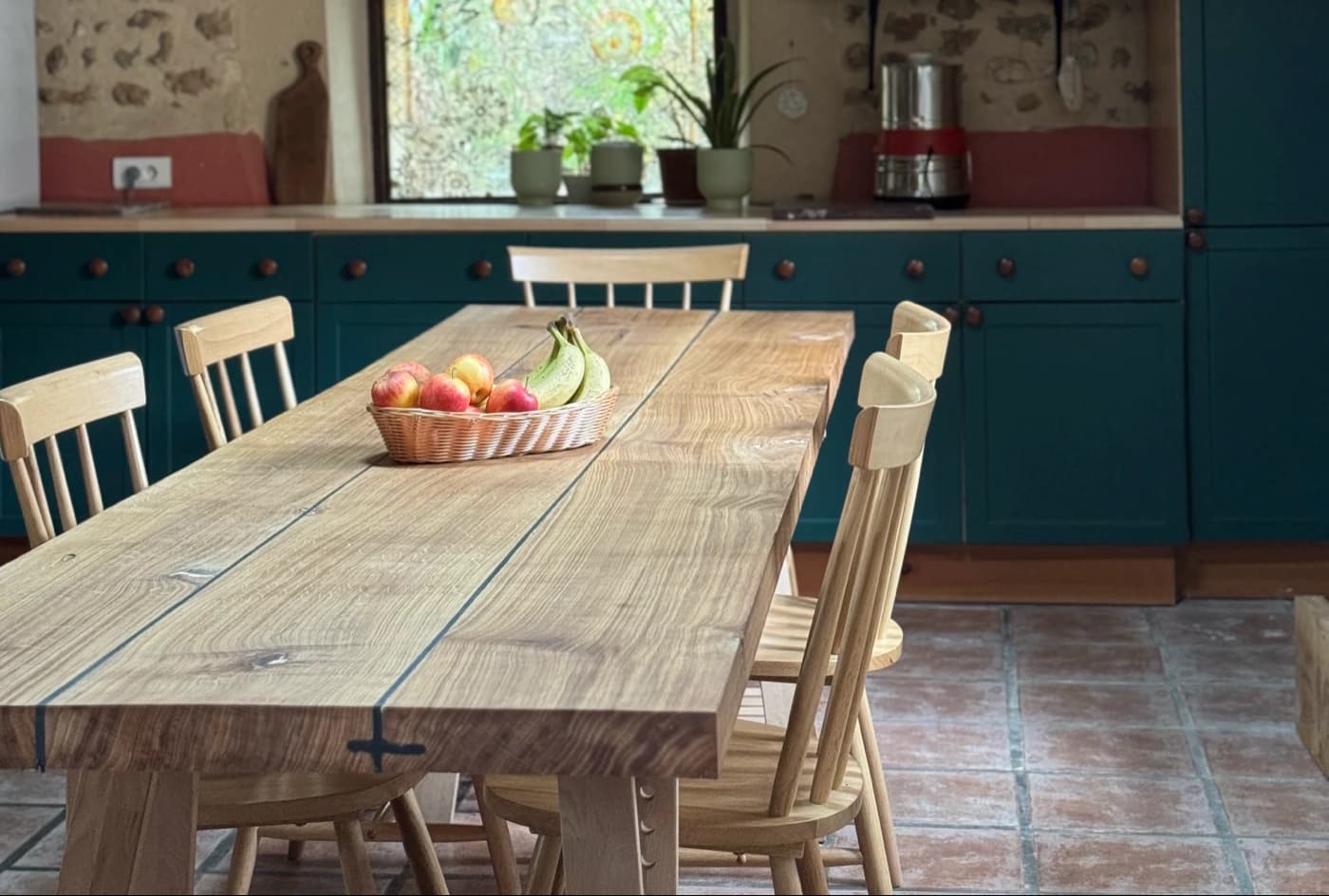 Détail de la table dressée, corbeille de fruits et meubles émaillés